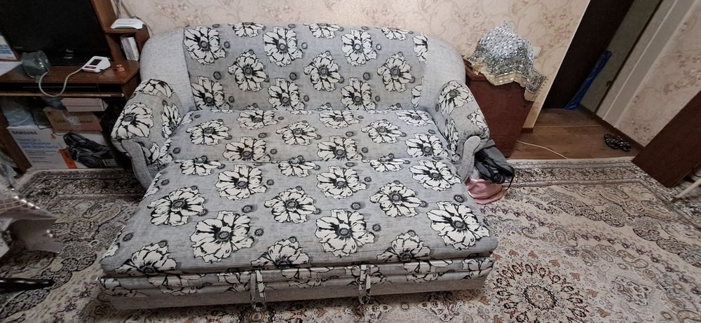 Диван раскладной и 2 кресла