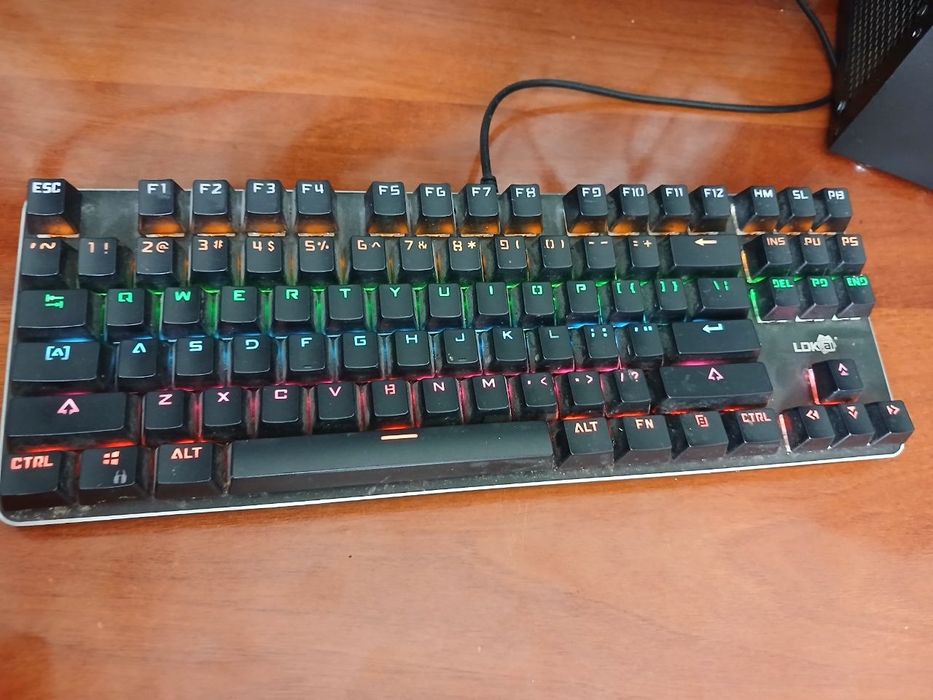 Продаётся игровой компьютер со стабилизатором со столом
