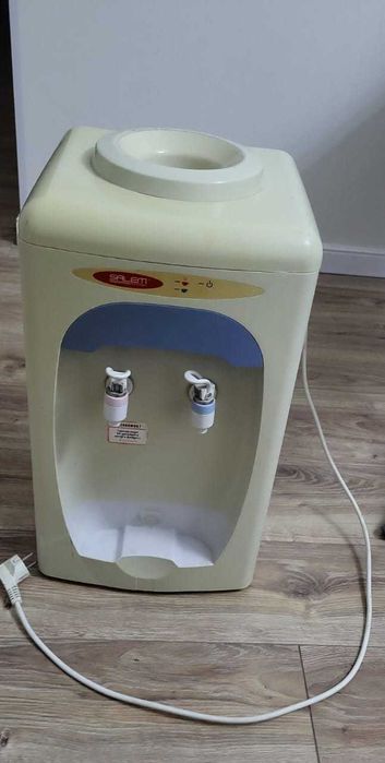 Напольный диспенсер для воды