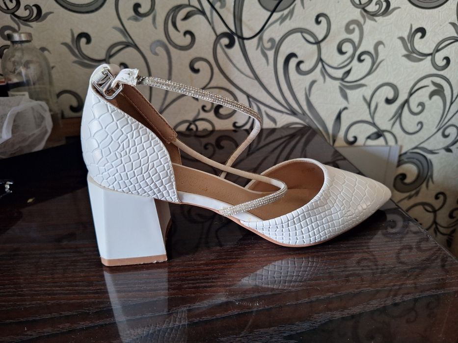 Продам туфли белый