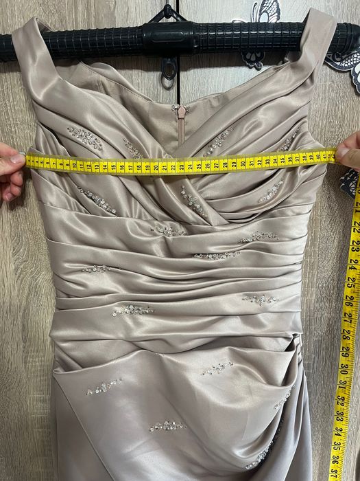 Абитуриентска рокля в неутрален цвят.