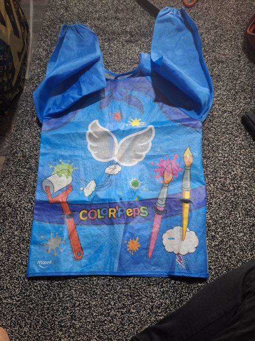 Fartuk bolalar uchun . Bus butun oʻgʻlimga kichkina boʻlib qoldi.