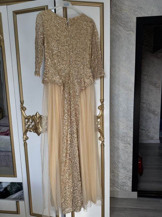 Продаётся вечернее платье одевала 2 раза Размер 40 вой маломерка