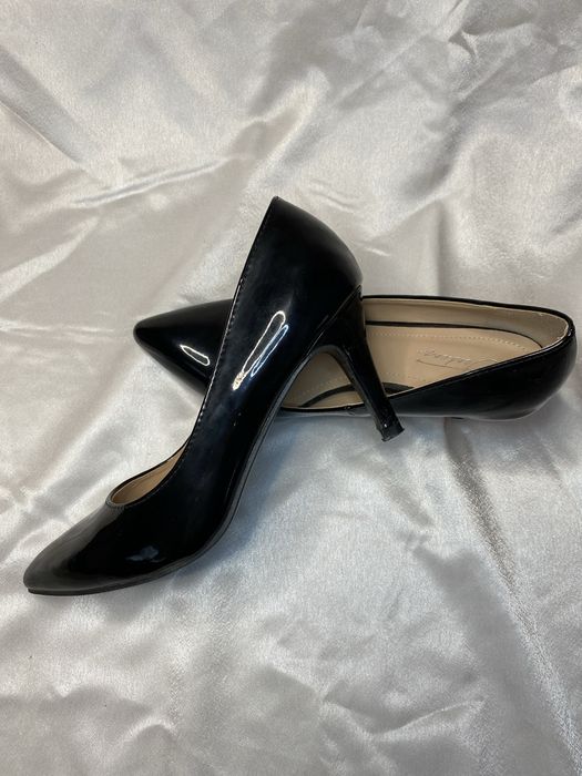 Черни лачени токчета