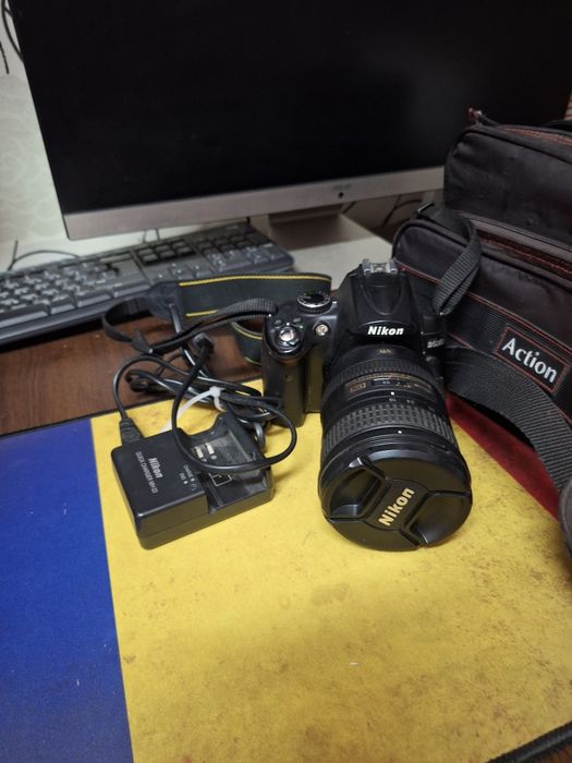 Vand Nikon D5000 + obiectiv Nikon 18-200 mm stare impecabila