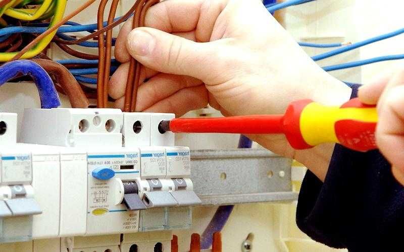 Electrician interventii rapide tablou sigurante prize lumini, etc