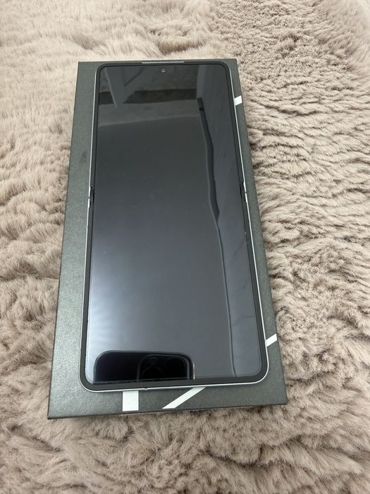 Vând Samsung Galaxy Z Flip 7    512 gb