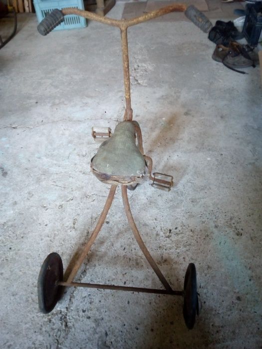 Много старо колело триколка