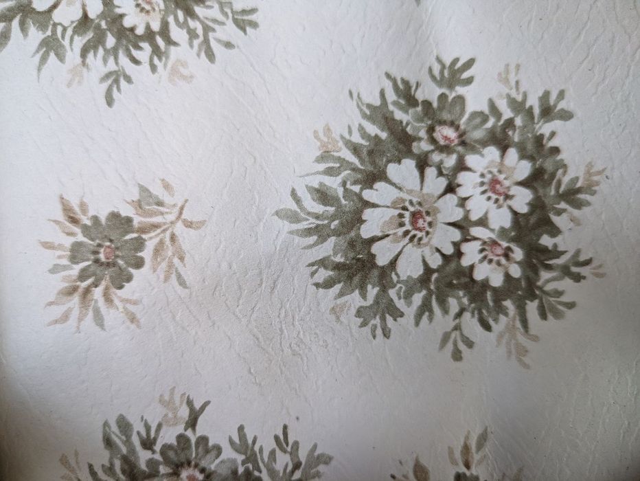 Обои бумажные гофрированные  неск. видов. Объём: 40м², 5.3м² и по 1рул