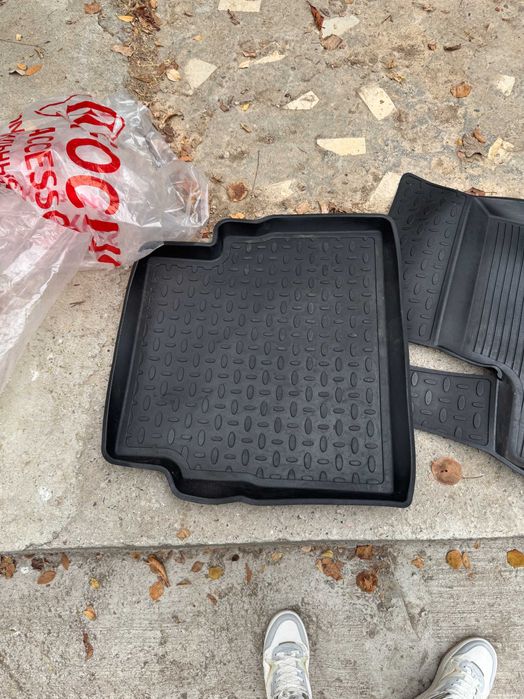 Продам резиновые коврики от автомобиля Nexia 3