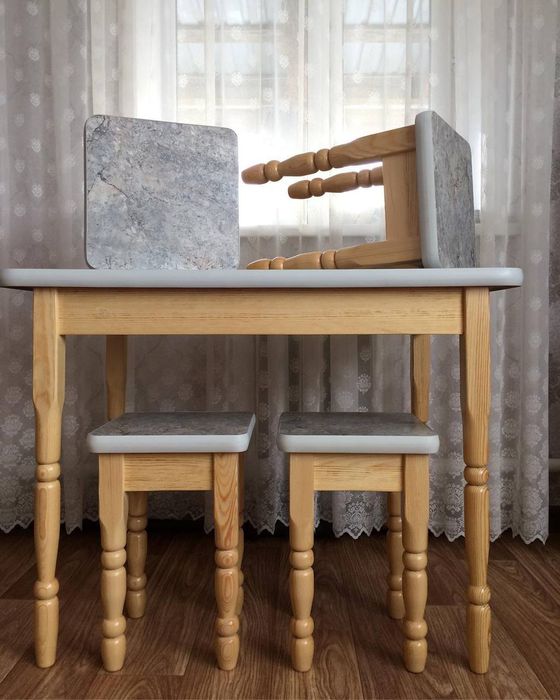 Продам комплект Стол + 4 табурета