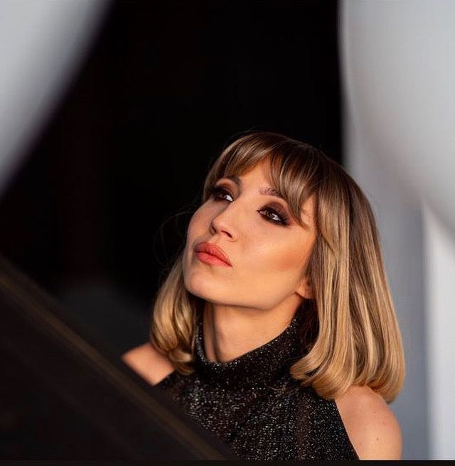 Make-up artist acreditat de minister