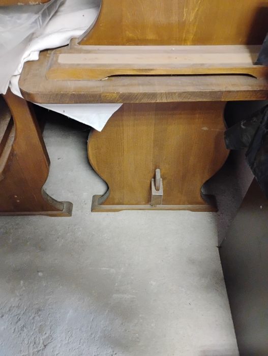 Дървени маси и пейки