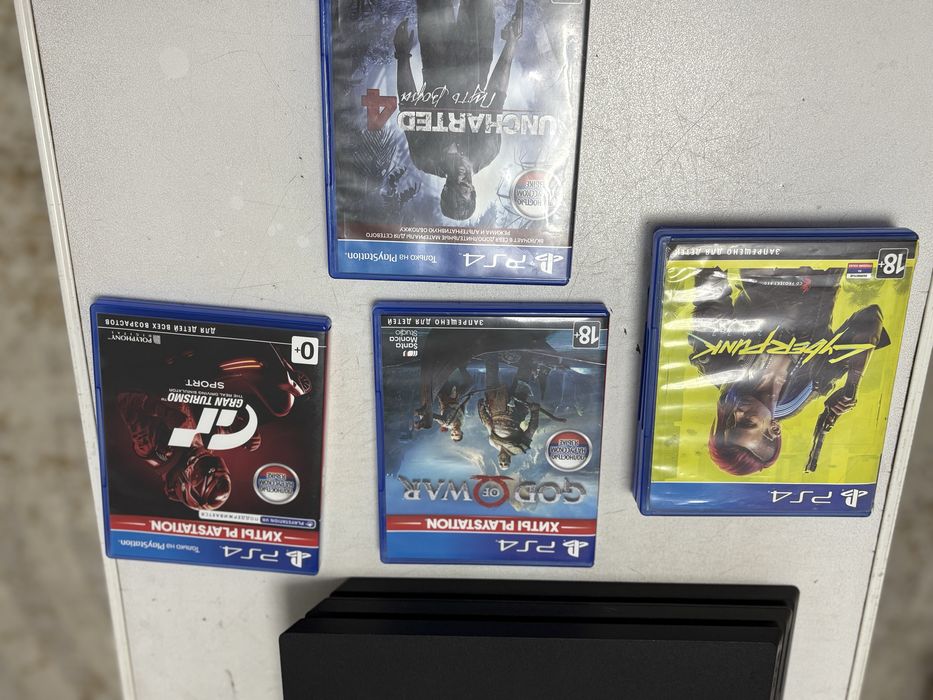 Продам PS4 в идеальном состояние