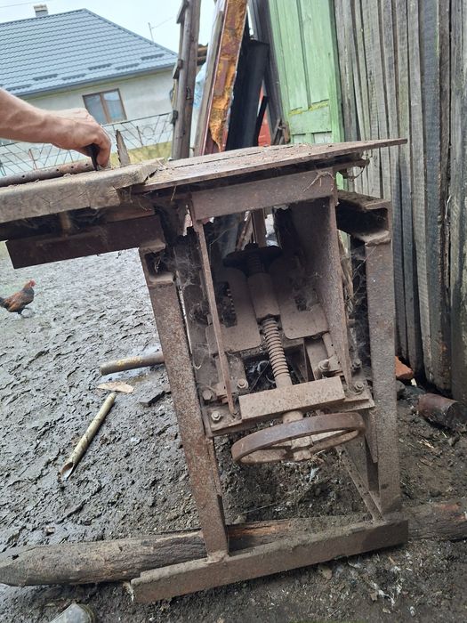 Vând circulă cu abric