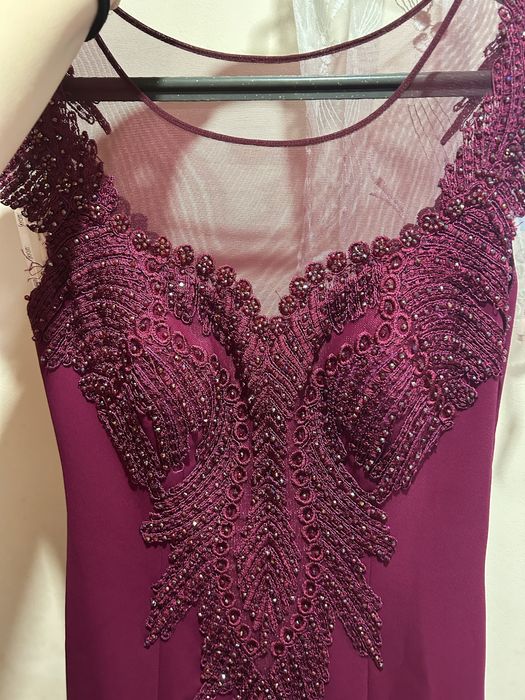 Елегантна дълга рокля с бродерия – изискан стил за специални поводи