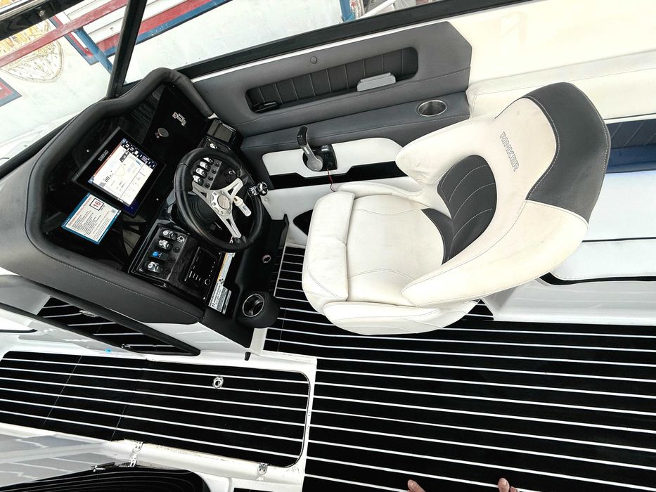 Rinker Q5.Yamaha 300cp.Tower black