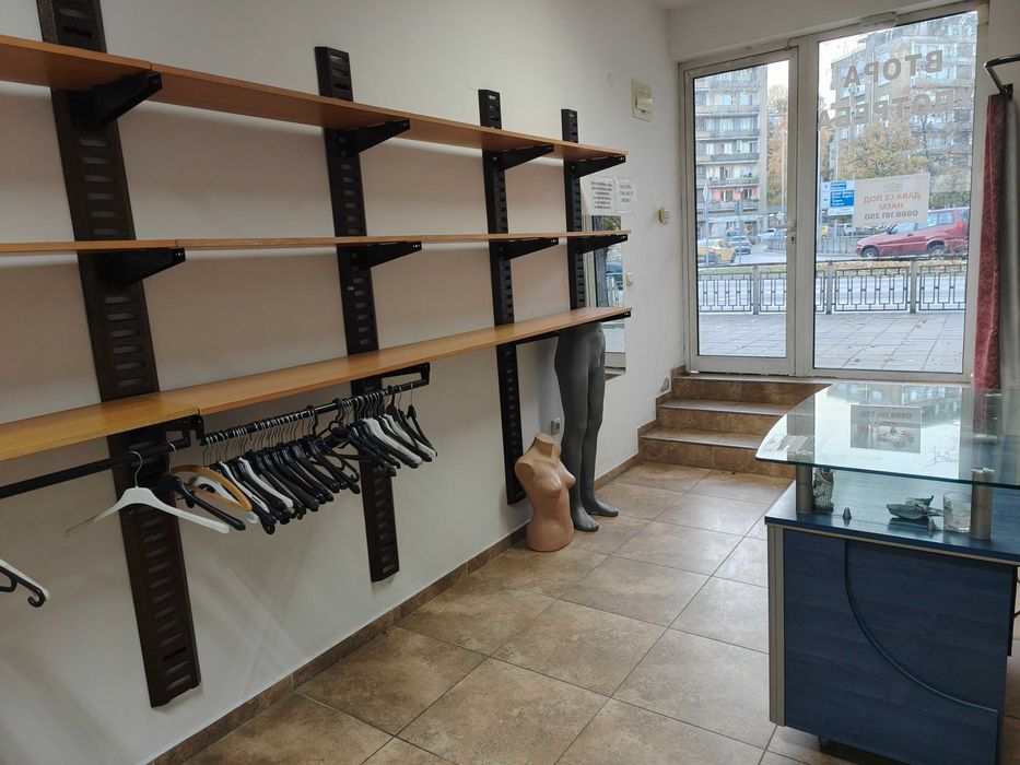 Продавам магазин 56кв.м., Център, 2010г., Климатик, Санитарен възел