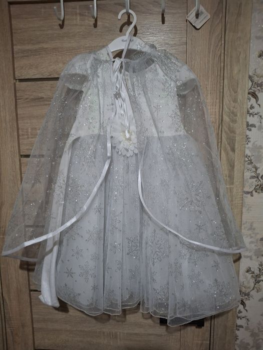 Платье детское белого цвета.