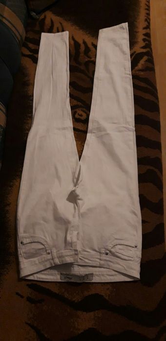 Blugi albi noi calitativi