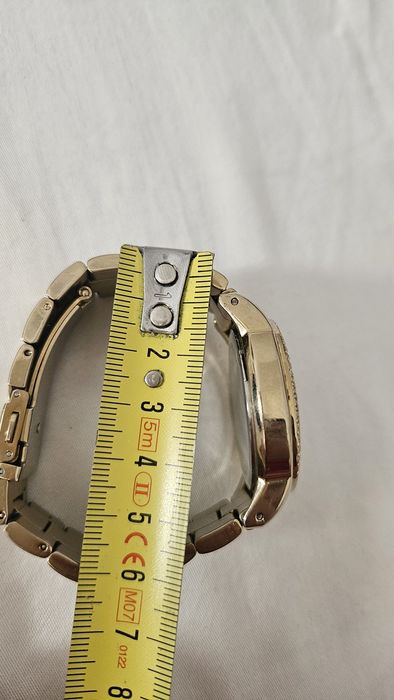 Ceas DKNY gold  dama
Carcasă din oțel inoxidabil. Ramă fixă ​​în