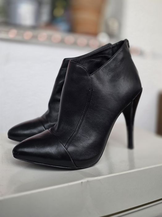 Ghete Guess piele naturala