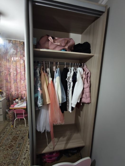 Шкаф в спальню с полками