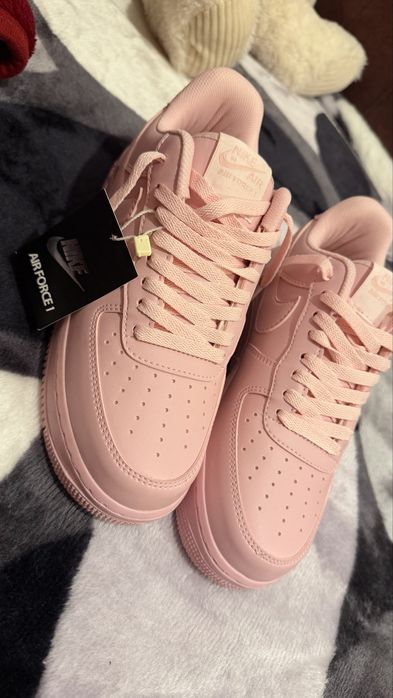 Adidasi Nike roz pudrat