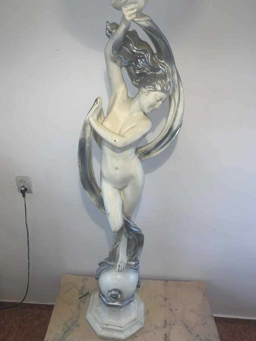 Veioza de podea statuie