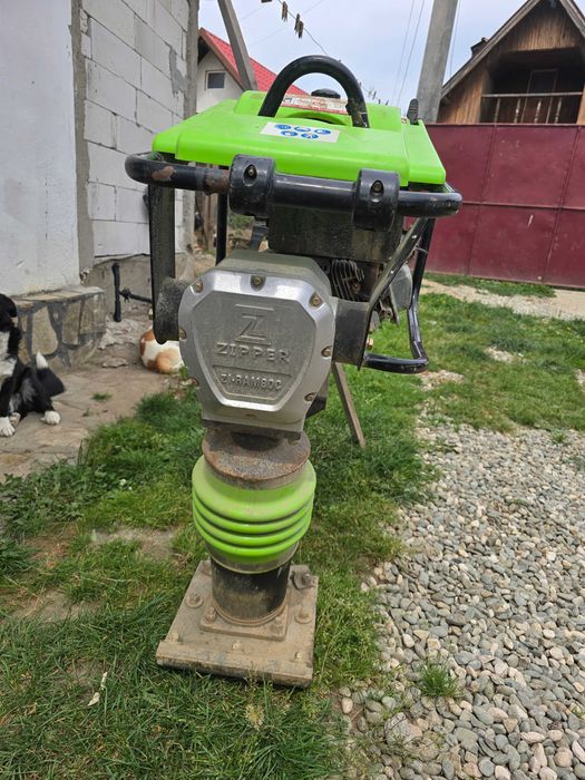 Închiriez masina de asfalt,placa compactoare,compactor si drujba de asfalt