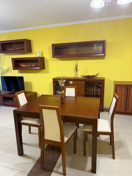 Дървена холна маса