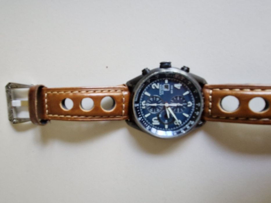 Часы Citizen Eco Drive.