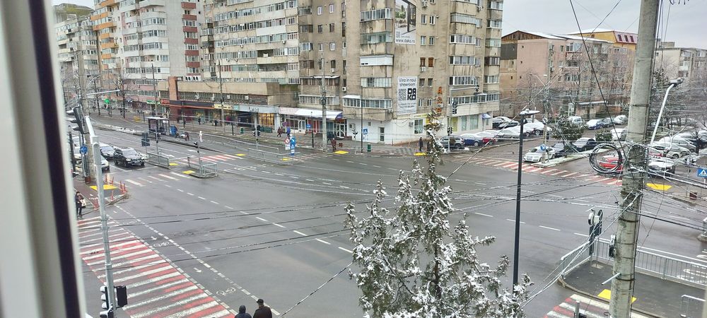 Închiriat garsoniera ultracentrala-vedere spre intersecția principala