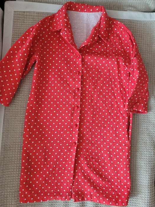 Красное платье в горошек