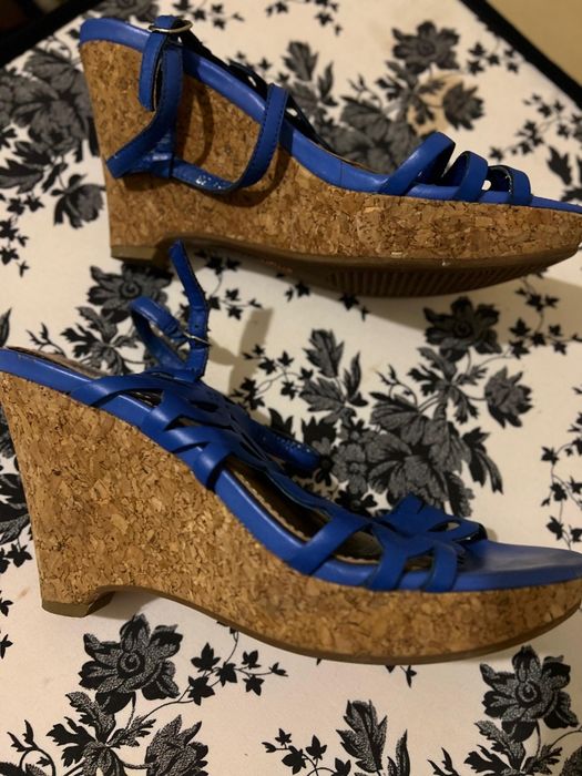 Босоножки на танкетке