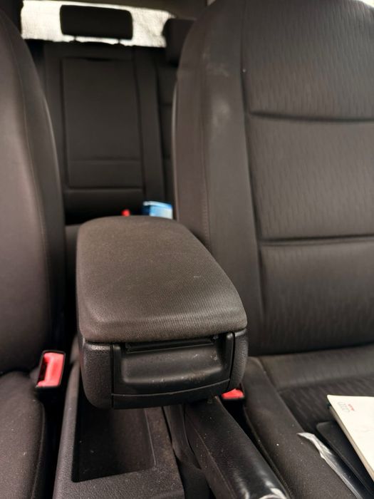 Продавам подлакътник за Audi A4 B7