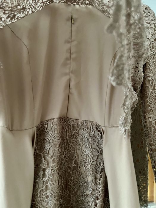 Длинное платье комбинированное с гипюром и атласом