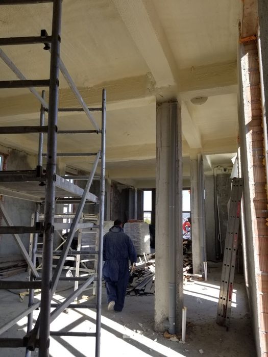 Izolatie spumă poliuretanica .Izolatii Mansarda Poduri Hale