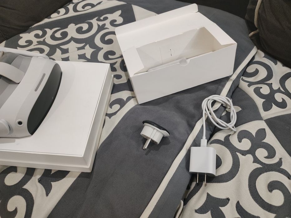 Продаю VR гарнитуру PICO4