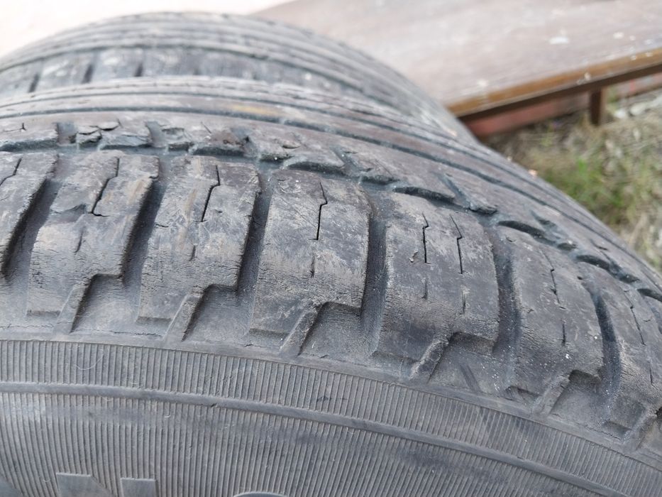 2 шины Nokian 235 70 R16.