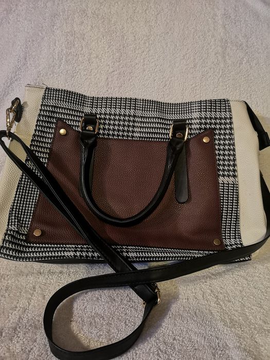 Дамска чанта с къса и дълга дръжка.