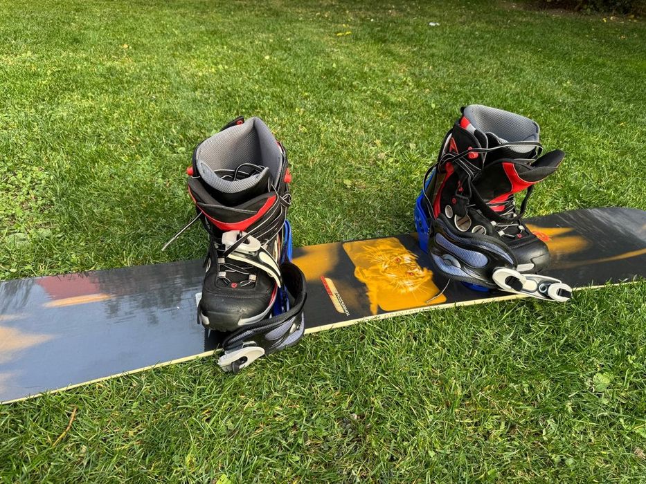 Сноуборд с ботинками.