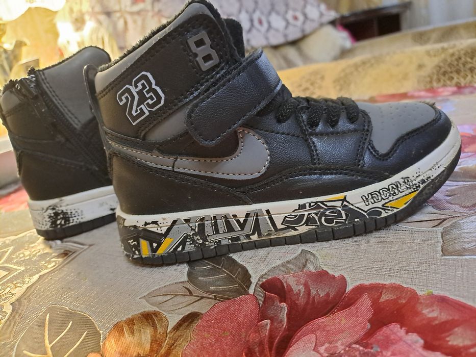 Продам демисезонные ботинки для мальчика