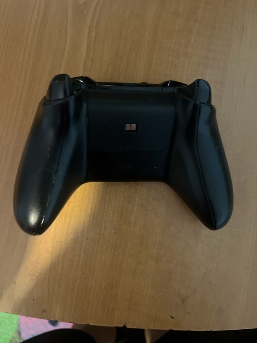 Se vinde 2 controllere xbox one plus un stand de incarecare
