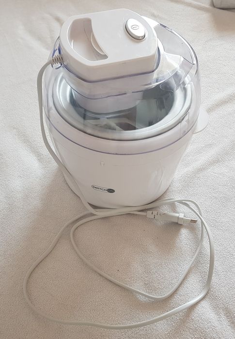 Продавам машина за домашен сладолед