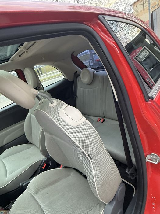 FIAT 500 roșu, ideal pentru oraș, economic și stilish