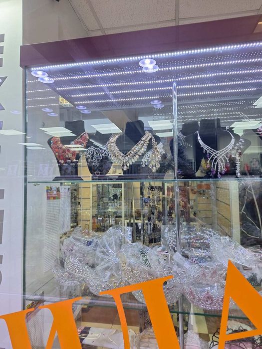 Три броя витрини със led осветление.