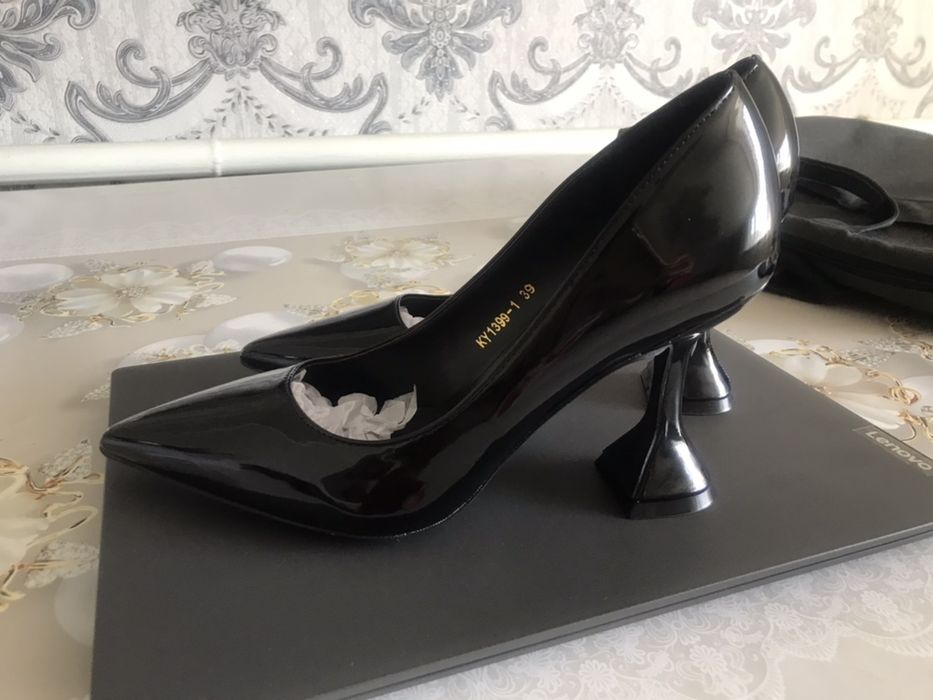 Купите  женщине шикарные туфли и она сможет покорить  мир.