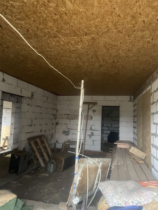 Продам участок с недостроенным  домам