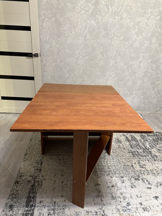 Продам стол книжку